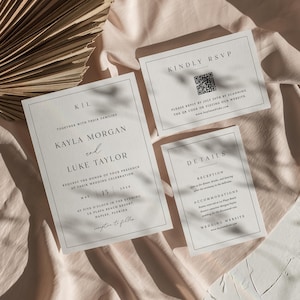 以下が含まれることがあります： ミニマルなデザインのウェディング招待状セット。白いカードには、Kayla MorganとLuke Taylorの名前、RSVPの詳細、イベント情報などの黒い文字が記載されています。柔らかいピーチ色の生地の上に配置されています。
