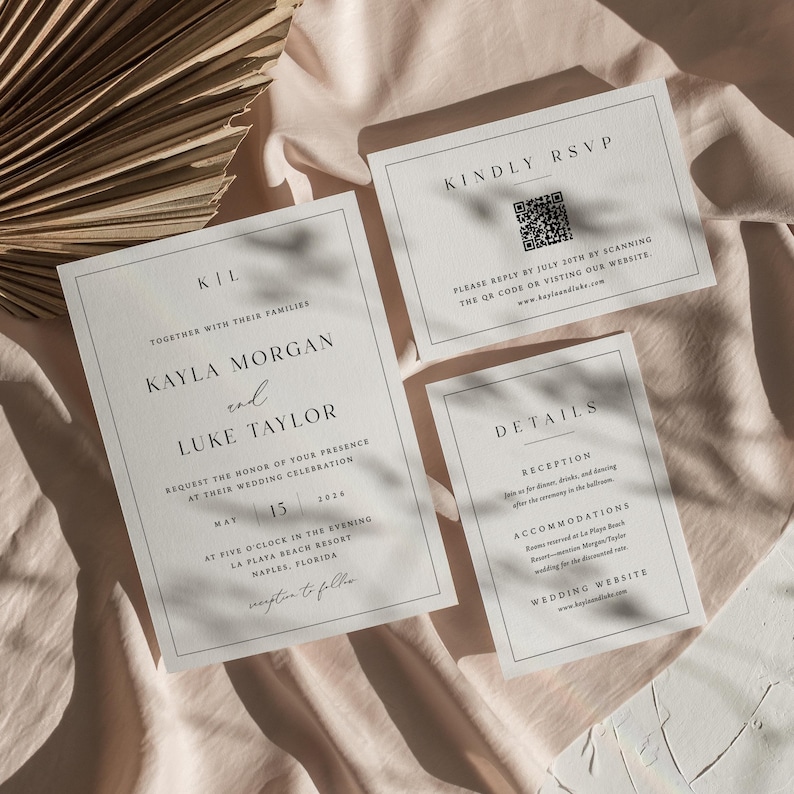 Pu&ograve; includere: Set di partecipazioni di nozze dal design minimalista. Le carte bianche presentano testo nero, inclusi i nomi Kayla Morgan e Luke Taylor, dettagli RSVP e informazioni sull'evento. Disposte su un morbido tessuto color pesca.