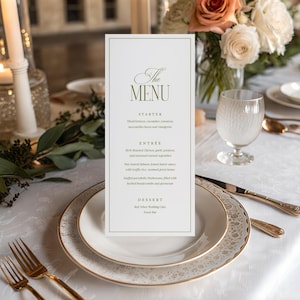 Pode incluir: Uma mesa formal com um menu, pratos e talheres. O menu, com o texto "The Menu", lista as op&ccedil;&otilde;es de entrada, prato principal e sobremesa. A mesa &eacute; decorada com flores e velas, criando uma atmosfera elegante.