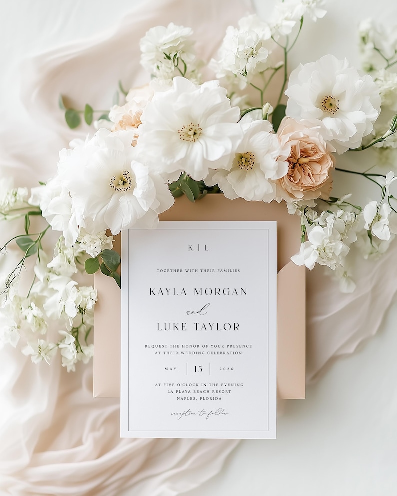 Pu&ograve; includere: Un invito di nozze con i nomi Kayla Morgan e Luke Taylor, datato 15 maggio 2026. L'invito &egrave; circondato da fiori bianchi e pesca, con uno sfondo morbido e dai toni neutri. Il design &egrave; semplice ed elegante.