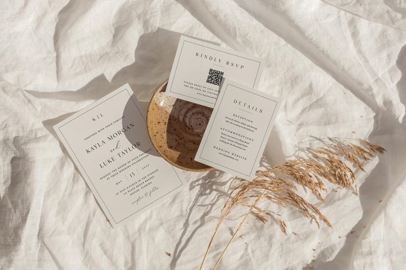 Pu&ograve; includere: Invito di nozze composto da tre biglietti dal design minimalista. I biglietti includono dettagli come "Kindly RSVP", "Details" e i nomi "Kayla Morgan" e "Luke Taylor". Il set &egrave; disposto su una superficie strutturata bianco sporco con un piatto decorativo ed erba secca.