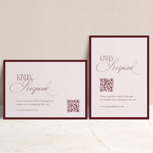 Puede incluir: Dos tarjetas rectangulares con bordes burdeos y texto. Las tarjetas dicen "KINDLY Respond" en una escritura elegante. Debajo del texto hay un c&oacute;digo QR y el texto "Please respond by March 18 through our website or by scanning the QR code."