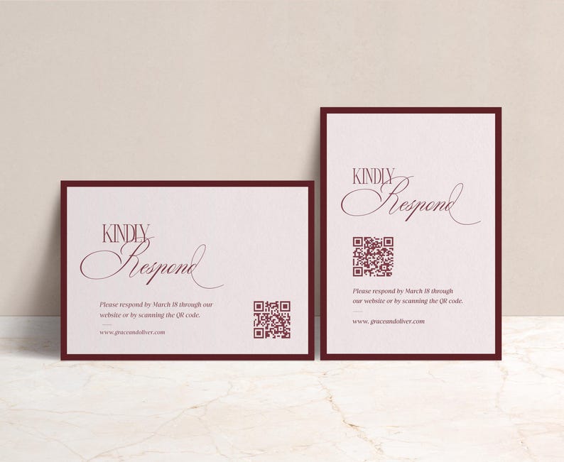 Puede incluir: Dos tarjetas rectangulares con bordes burdeos y texto. Las tarjetas dicen "KINDLY Respond" en una escritura elegante. Debajo del texto hay un c&oacute;digo QR y el texto "Please respond by March 18 through our website or by scanning the QR code."