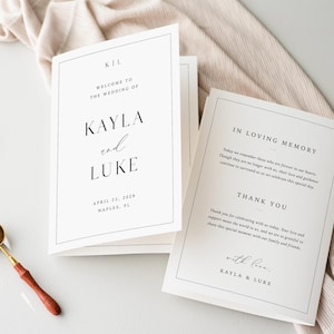 Op de afbeelding: Bruiloft briefpapier set met een gevouwen programma met de namen "Kayla en Luke" en de trouwdatum. Bevat een tweede pagina met tekst, twee zegels en een goudkleurige lepel met een houten handvat.