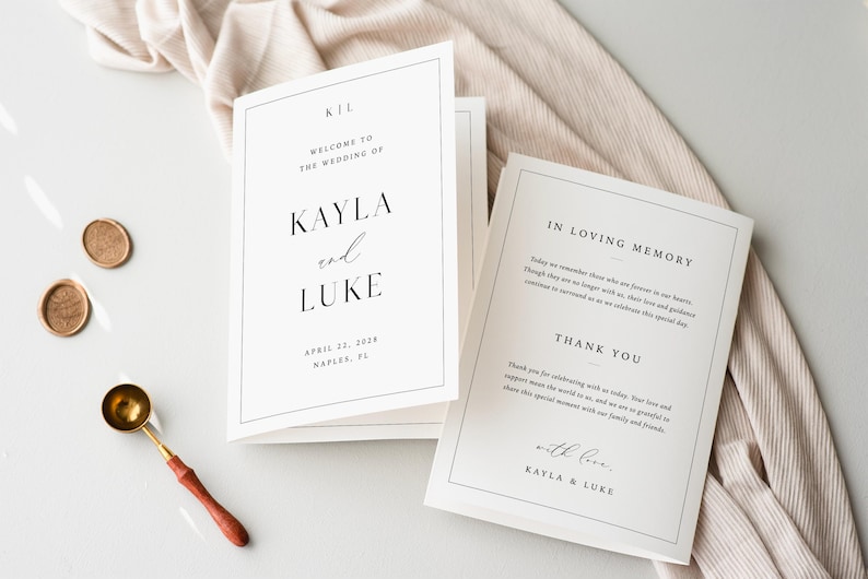 Op de afbeelding: Bruiloft briefpapier set met een gevouwen programma met de namen "Kayla en Luke" en de trouwdatum. Bevat een tweede pagina met tekst, twee zegels en een goudkleurige lepel met een houten handvat.