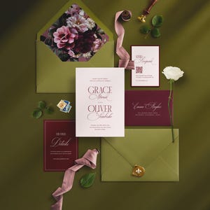 Puede incluir: Un elegante conjunto de invitaciones de boda con sobres verde oliva, tarjetas burdeos y una invitaci&oacute;n central con los nombres "Grace" y "Oliver". Una rosa blanca, una cinta y un sello de cera a&ntilde;aden toques decorativos. Los interiores de los sobres muestran dise&ntilde;os florales.