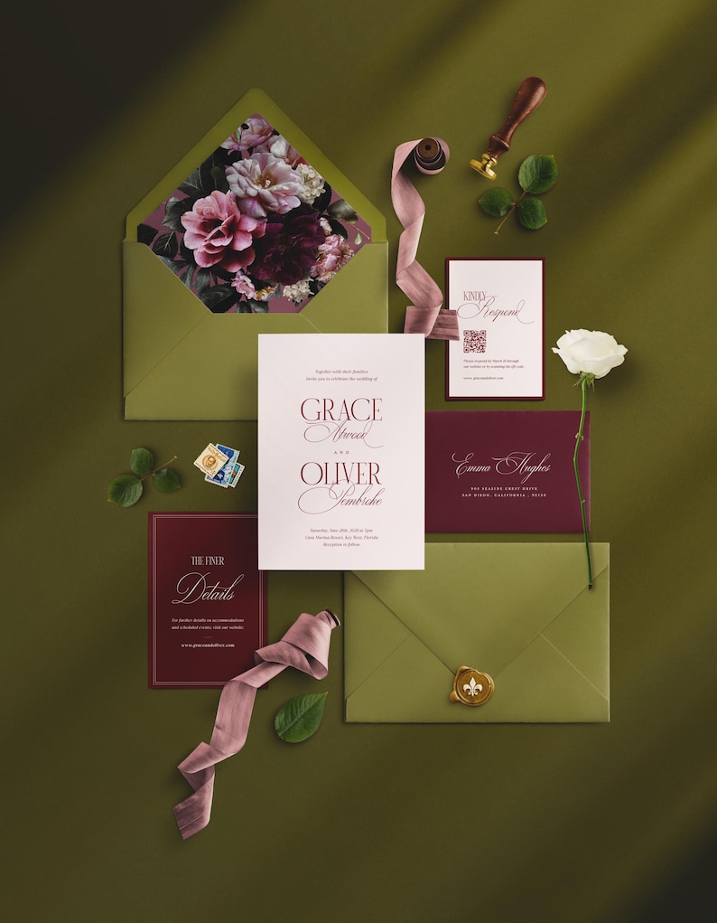 Puede incluir: Un elegante conjunto de invitaciones de boda con sobres verde oliva, tarjetas burdeos y una invitaci&oacute;n central con los nombres "Grace" y "Oliver". Una rosa blanca, una cinta y un sello de cera a&ntilde;aden toques decorativos. Los interiores de los sobres muestran dise&ntilde;os florales.
