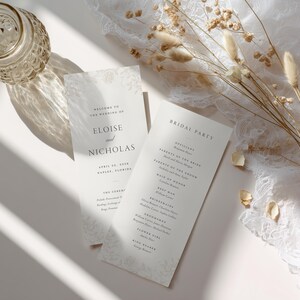 Może przedstawiać: Dwie pionowe, białe karty z programem ślubnym z czarnym tekstem szeryfowym. Lewa karta zawiera napis Welcome to the Wedding of Eloise and Nicholas, April 25, 2026, Naples, Florida. Prawa karta wymienia Bridal Party oraz osoby pełniące funkcje podczas ślubu.