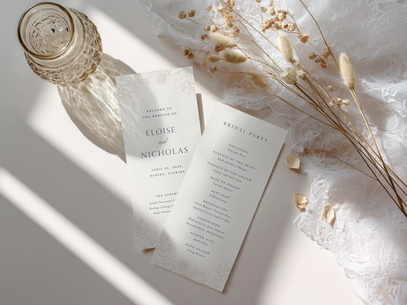 Może przedstawiać: Dwie pionowe, białe karty z programem ślubnym z czarnym tekstem szeryfowym. Lewa karta zawiera napis Welcome to the Wedding of Eloise and Nicholas, April 25, 2026, Naples, Florida. Prawa karta wymienia Bridal Party oraz osoby pełniące funkcje podczas ślubu.