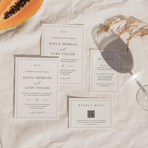 Pu&ograve; includere: Set di partecipazioni di nozze con i nomi Kayla Morgan e Luke Taylor stampati in nero su bianco. Il set include dettagli e RSVP, pi&ugrave; un codice QR. Una fetta di papaya e un bicchiere sono visibili nell'immagine.