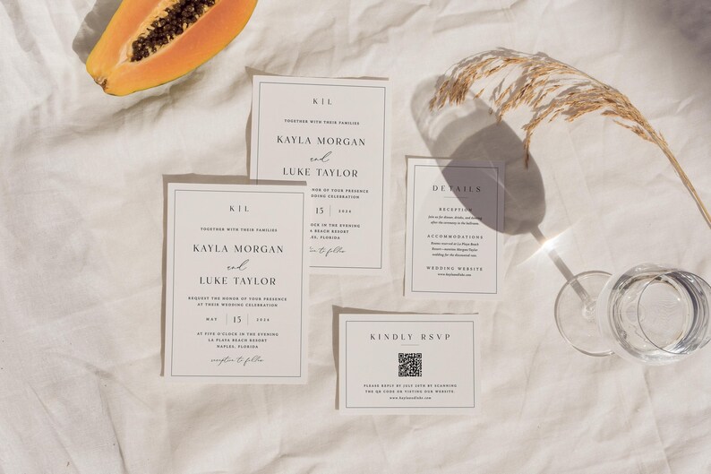 Pu&ograve; includere: Set di partecipazioni di nozze con i nomi Kayla Morgan e Luke Taylor stampati in nero su bianco. Il set include dettagli e RSVP, pi&ugrave; un codice QR. Una fetta di papaya e un bicchiere sono visibili nell'immagine.