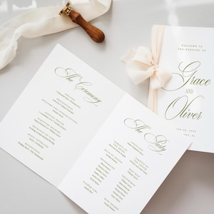 Puede incluir: Papeler&iacute;a de boda con programa e invitaci&oacute;n. El programa est&aacute; abierto, mostrando los detalles de la ceremonia en escritura verde. La invitaci&oacute;n est&aacute; atada con una cinta crema y presenta los nombres "Grace and Oliver". Tambi&eacute;n hay un sello de cera y una cinta.