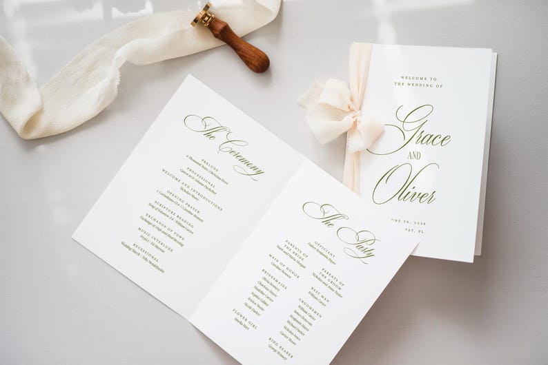 Puede incluir: Papeler&iacute;a de boda con programa e invitaci&oacute;n. El programa est&aacute; abierto, mostrando los detalles de la ceremonia en escritura verde. La invitaci&oacute;n est&aacute; atada con una cinta crema y presenta los nombres "Grace and Oliver". Tambi&eacute;n hay un sello de cera y una cinta.