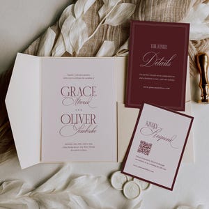 Puede incluir: Elegante conjunto de invitaciones de boda con una tarjeta crema plegada en tres partes con texto burdeos. Incluye insertos para detalles y confirmaci&oacute;n de asistencia, junto con sellos de cera y elementos florales decorativos. Se muestran los nombres "Grace Atwood" y "Oliver Sembriche".