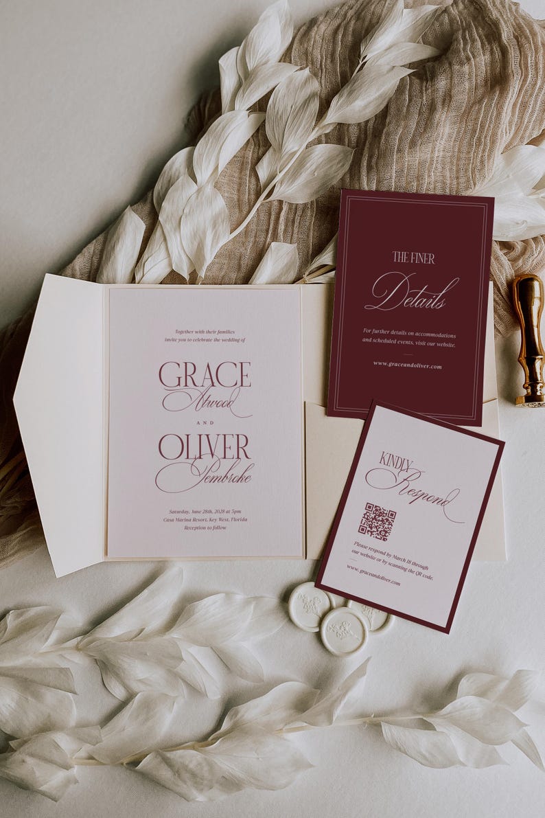Puede incluir: Elegante conjunto de invitaciones de boda con una tarjeta crema plegada en tres partes con texto burdeos. Incluye insertos para detalles y confirmaci&oacute;n de asistencia, junto con sellos de cera y elementos florales decorativos. Se muestran los nombres "Grace Atwood" y "Oliver Sembriche".