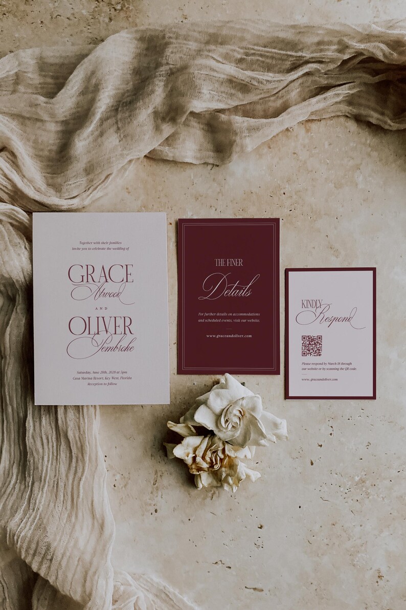 Puede incluir: Conjunto de invitaciones de boda con tres tarjetas en tonos burdeos y crema. La invitaci&oacute;n principal enumera los nombres Grace Atwood y Oliver Jembroke. La tarjeta de detalles dice "The Finer Details". Tambi&eacute;n se incluye una tarjeta "Kindly Respond".