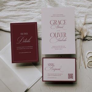 Puede incluir: Conjunto de invitaciones de boda en borgo&ntilde;a y blanco, que incluye una invitaci&oacute;n principal, una tarjeta de detalles y una tarjeta de confirmaci&oacute;n de asistencia. La invitaci&oacute;n principal muestra los nombres "Grace Atweed y Oliver Sembroke". La tarjeta de detalles dice "The Finer Details".