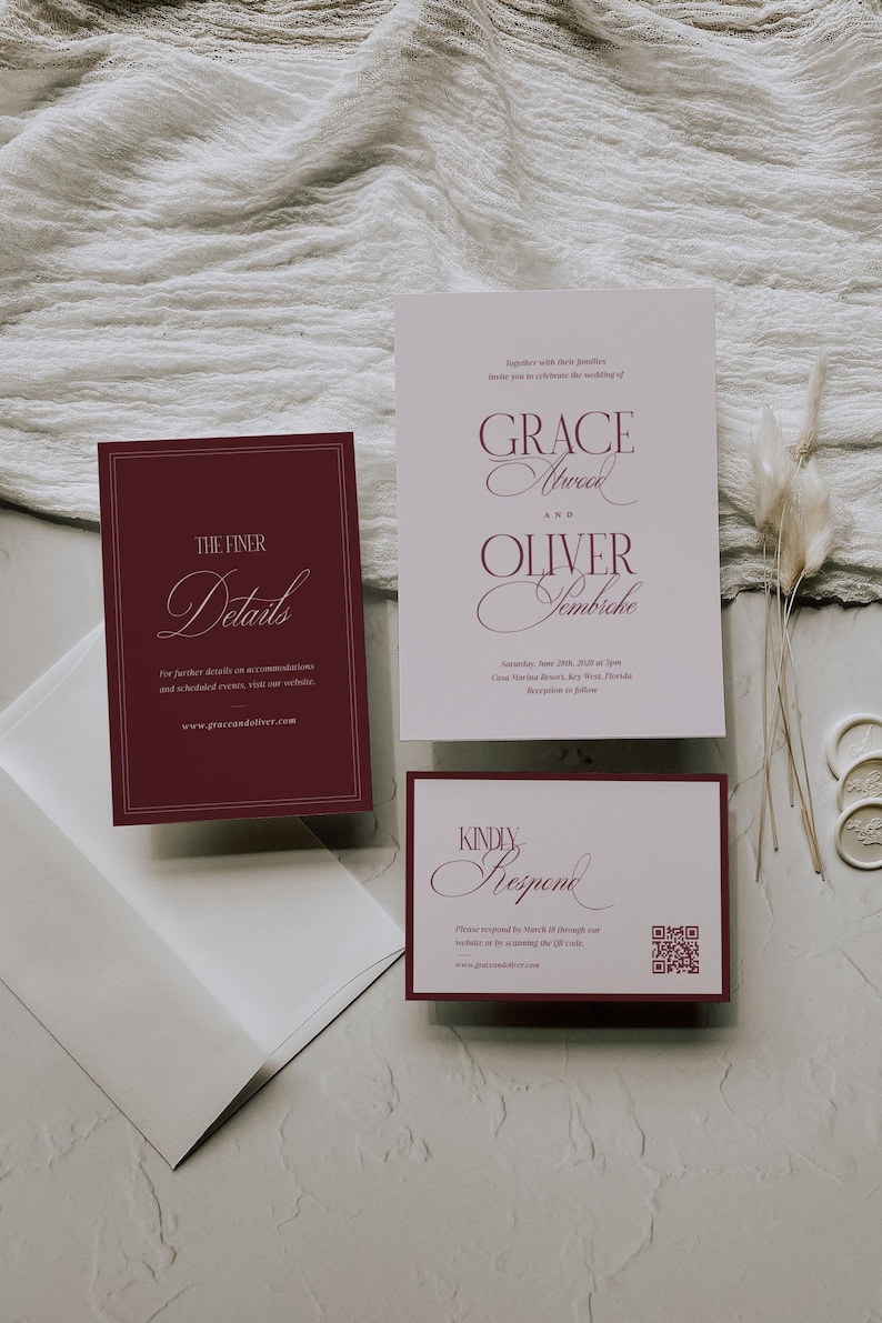 Puede incluir: Conjunto de invitaciones de boda en borgo&ntilde;a y blanco, que incluye una invitaci&oacute;n principal, una tarjeta de detalles y una tarjeta de confirmaci&oacute;n de asistencia. La invitaci&oacute;n principal muestra los nombres "Grace Atweed y Oliver Sembroke". La tarjeta de detalles dice "The Finer Details".