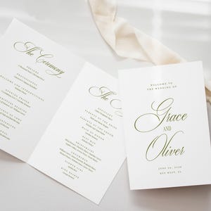 Puede incluir: Papeler&iacute;a de boda con un programa de ceremonia plegado en tres partes y una tarjeta de bienvenida. El programa detalla la ceremonia, mientras que la tarjeta da la bienvenida a los invitados a la boda de Grace y Oliver en Key West, Florida. El texto es en verde delicado.