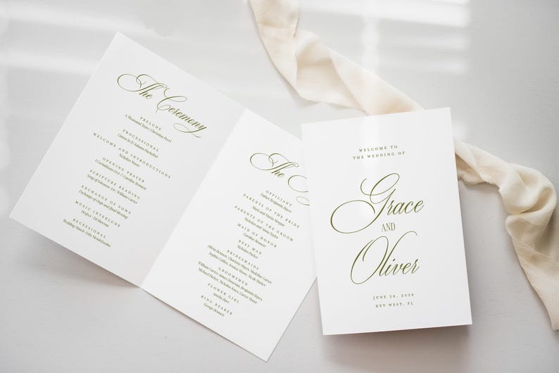 Puede incluir: Papeler&iacute;a de boda con un programa de ceremonia plegado en tres partes y una tarjeta de bienvenida. El programa detalla la ceremonia, mientras que la tarjeta da la bienvenida a los invitados a la boda de Grace y Oliver en Key West, Florida. El texto es en verde delicado.