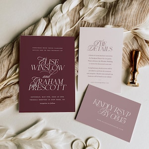Puede incluir: Conjunto de invitaciones de boda con tarjetas burdeos y malva, con tipografía elegante. El conjunto incluye una invitación, una tarjeta de detalles y una tarjeta de confirmación de asistencia. Elementos decorativos: sellos de cera y un sello de cera dorado.