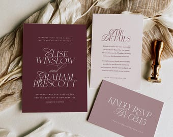 Könnte beinhalten: Hochzeitseinladungs-Set mit weinroten und mauvefarbenen Karten mit eleganter Typografie. Das Set enthält eine Einladung, eine Detailkarte und eine RSVP-Karte. Dekorative Elemente sind Wachssiegel und ein goldener Wachsstempel.