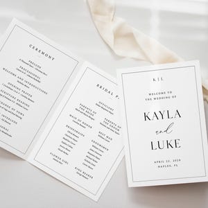 Op de afbeelding: Witte trouwprogramma's met zwarte tekst. E&eacute;n programma is open en toont de ceremoniedetails, terwijl een ander de bruidspartij opsomt. Een derde programma toont de namen Kayla en Luke, met de trouwdatum en -locatie.