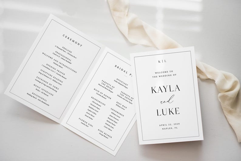 Op de afbeelding: Witte trouwprogramma's met zwarte tekst. E&eacute;n programma is open en toont de ceremoniedetails, terwijl een ander de bruidspartij opsomt. Een derde programma toont de namen Kayla en Luke, met de trouwdatum en -locatie.