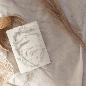 Saliegroene trouwuitnodiging sjabloon, printbare elegante vintage bloemenuitnodiging set, romantische bewerkbare trouwset, direct te downloaden. afbeelding 5