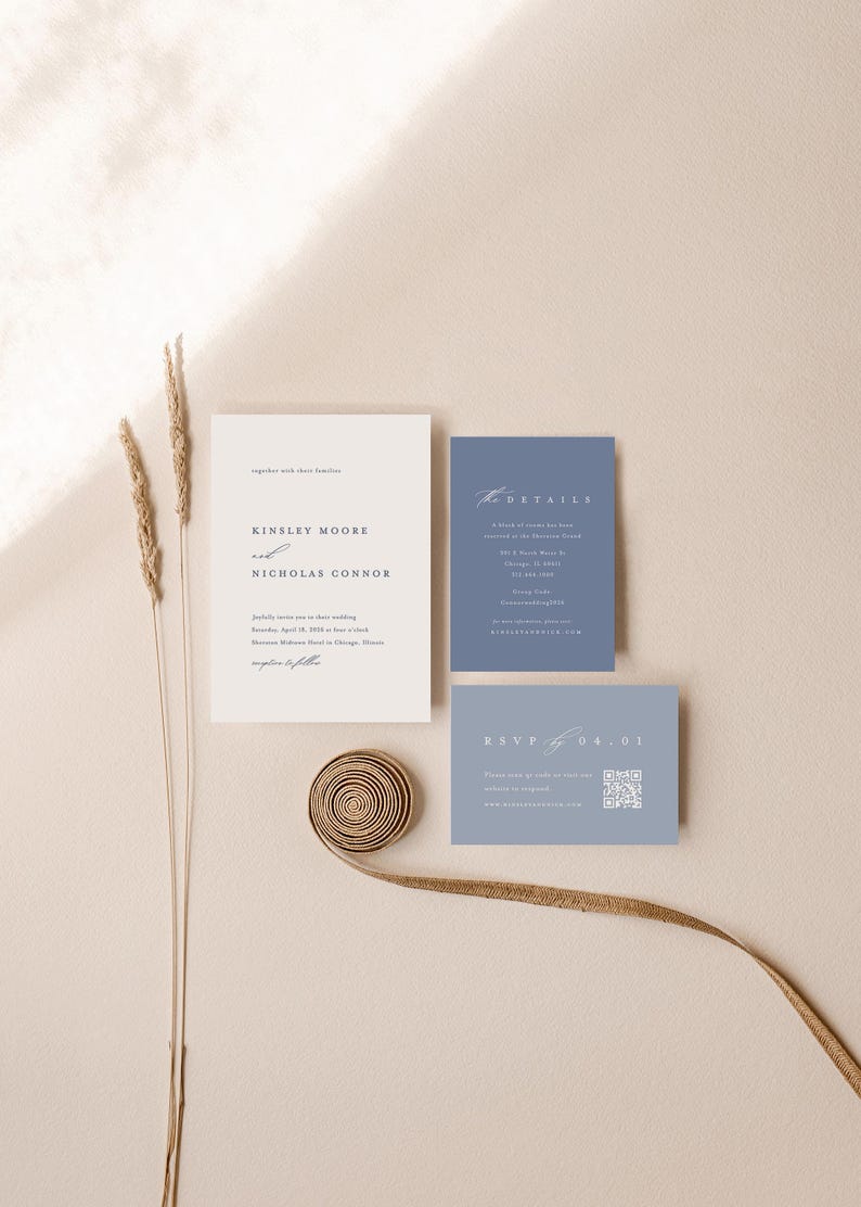 Op de afbeelding: Een huwelijksuitnodigingsset met een witte kaart met de tekst "Kinsley Moore en Nicholas Connor" en een blauwe kaart met de tekst "Details" en "RSVP".