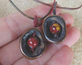 Två järnstensgrotthalsband med Mookaithänge, läder eller vaxad bomull med spänne