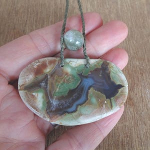 Collana in riolite/uovo di tuono e quarzo, lunghezza regolabile.