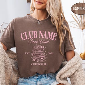 Camiseta personalizada Comfort Colors® para club de lectura con nombre personalizado, camiseta para mamá de club de lectura, camiseta para chica amante de la lectura, ideas de regalo para lectoras. imagen 1