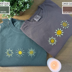 Comfort Colors® 刺繍入りサンTシャツ、カスタムパステルボヘミアンシャツ、ミニマルサマーTシャツ、女性へのおしゃれなギフト、フェスティバル＆ビーチスタイルシャツ