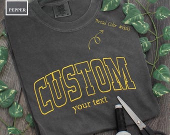 Comfort Colors® Varsity T-Shirt, personalisiertes besticktes T-Shirt, trendiger College-Stil, benutzerdefinierte Sweatshirts, benutzerdefinierte Hemden im Universitätsstil