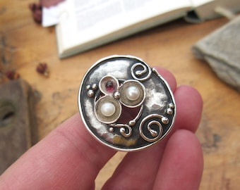 Een massieve 925 zilveren ring met zoetwaterparels en granaat voor de vintage kant...
