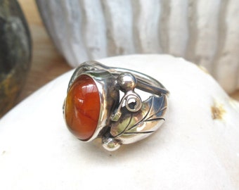 Une bague argent massif 925 avec un cabochon en résine végétale pour le côté vintage