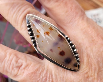 Une bague argent massif faite main, taille 59, avec un superbe cabochon de Montana agate .... pour le côté vintage !!!!