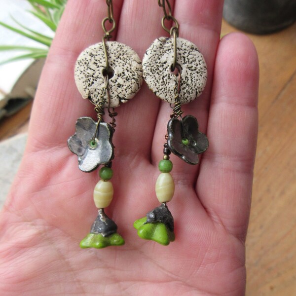 Feminine Bohemia: "tribal" style earrings to wearing the emotion.