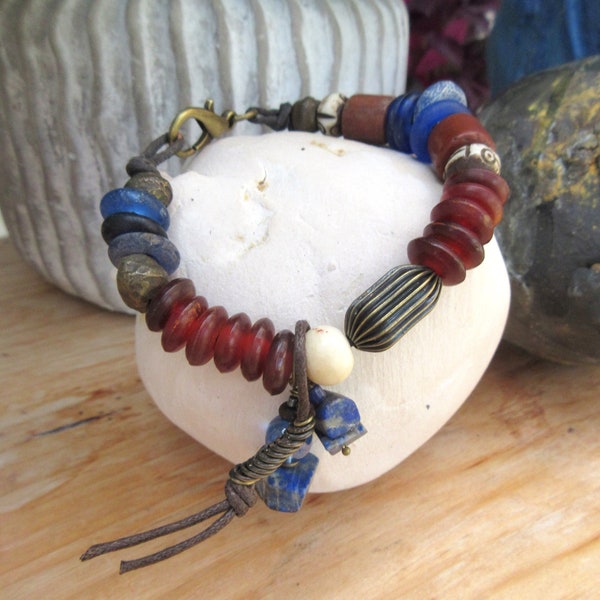Signes Essentiels .... : un bracelet unisexe éclectique, tribal rustique et primitif avec très anciennes perles ....