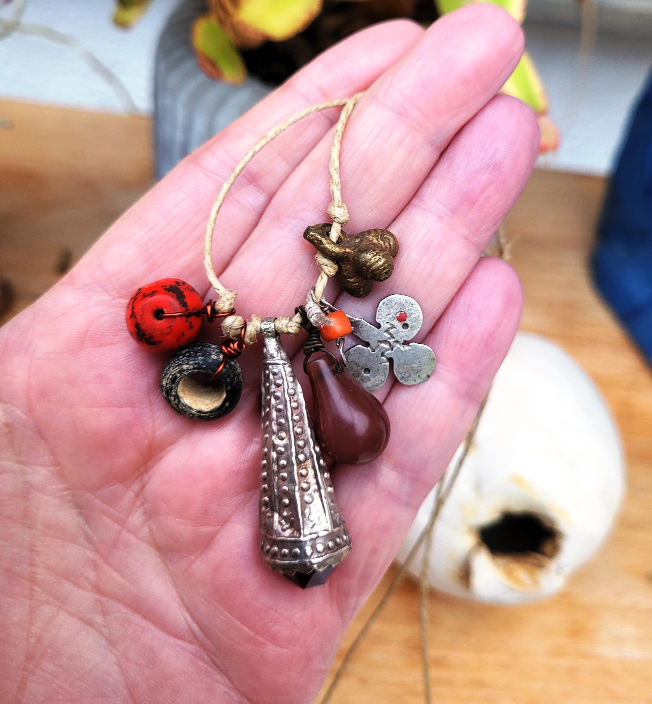 Pendentif Ethnique Berbère Ancien - Pierre Rouge Et Métal Argenté