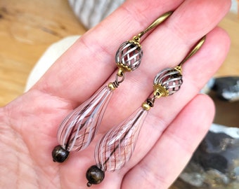 Des boucles d'oreille baroques , chics et citadines avec perles en verre soufflé artisanal, perles opale : "Bulles d'Amitié " ....