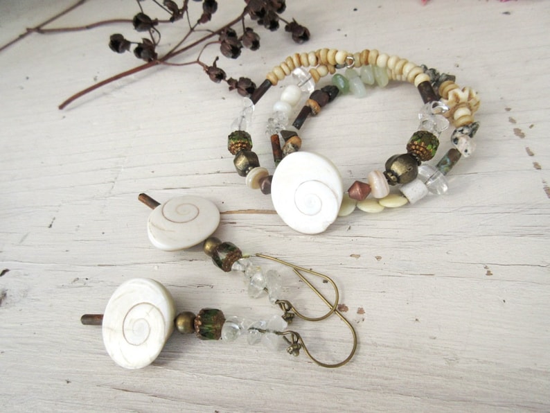A nature adornment memory bracelet and earrings with pearls eye of St Rhythms Of The Oceans.... Lucia