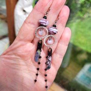 Kleine oorringen in tribale stijl met bedeltjes van emaille, onyx, enz.: "Gather the Light"