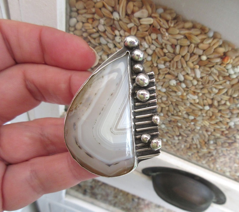 A 925 solid silver ring with a Botswana agate cabochon for the vintage side