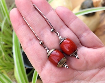 Des boucles d'oreille minimalistes de caractères avec perles anciennes berbères corail et argent : "Palpitations De Dame Nature"