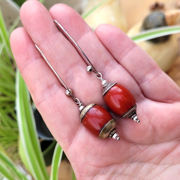 Des boucles d'oreille minimalistes de caractères avec perles anciennes berbères corail et argent : "Palpitations De Dame Nature"