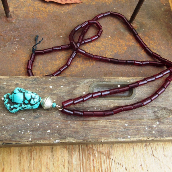 Un collier ethnique et unisexe avec superbes tubes en verre rouge de Gambie et grosse nugget en turquoise du Tibet !!!: "Les Grands Chemins"