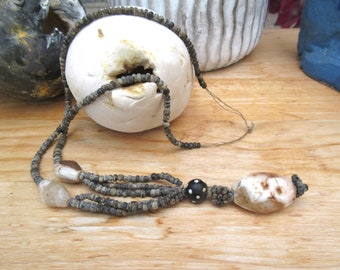 Un collier tribal de toute beauté en perles "djenné" et agate néolithique .... : "Magie Des Sables Du Désert"