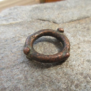 Côté vintage : Une bague amulette en cuivre Vikings ou pendentif antique à pointes .. image 1
